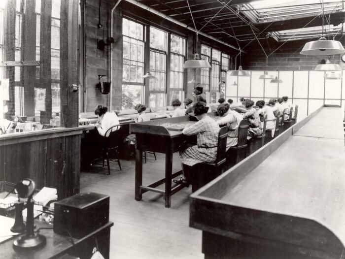 Radium girls in a factory, 1922